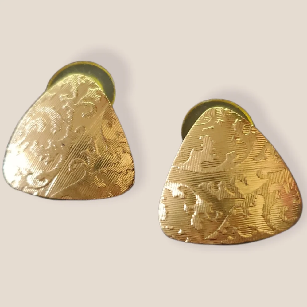 Gorgeous Gold tone Post Pierced Earrings Delicate Etching 1